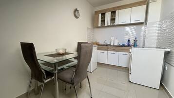 Deluxe Studio | Private kitchen | Fridge, oven, stovetop, cookware/dishes/utensils