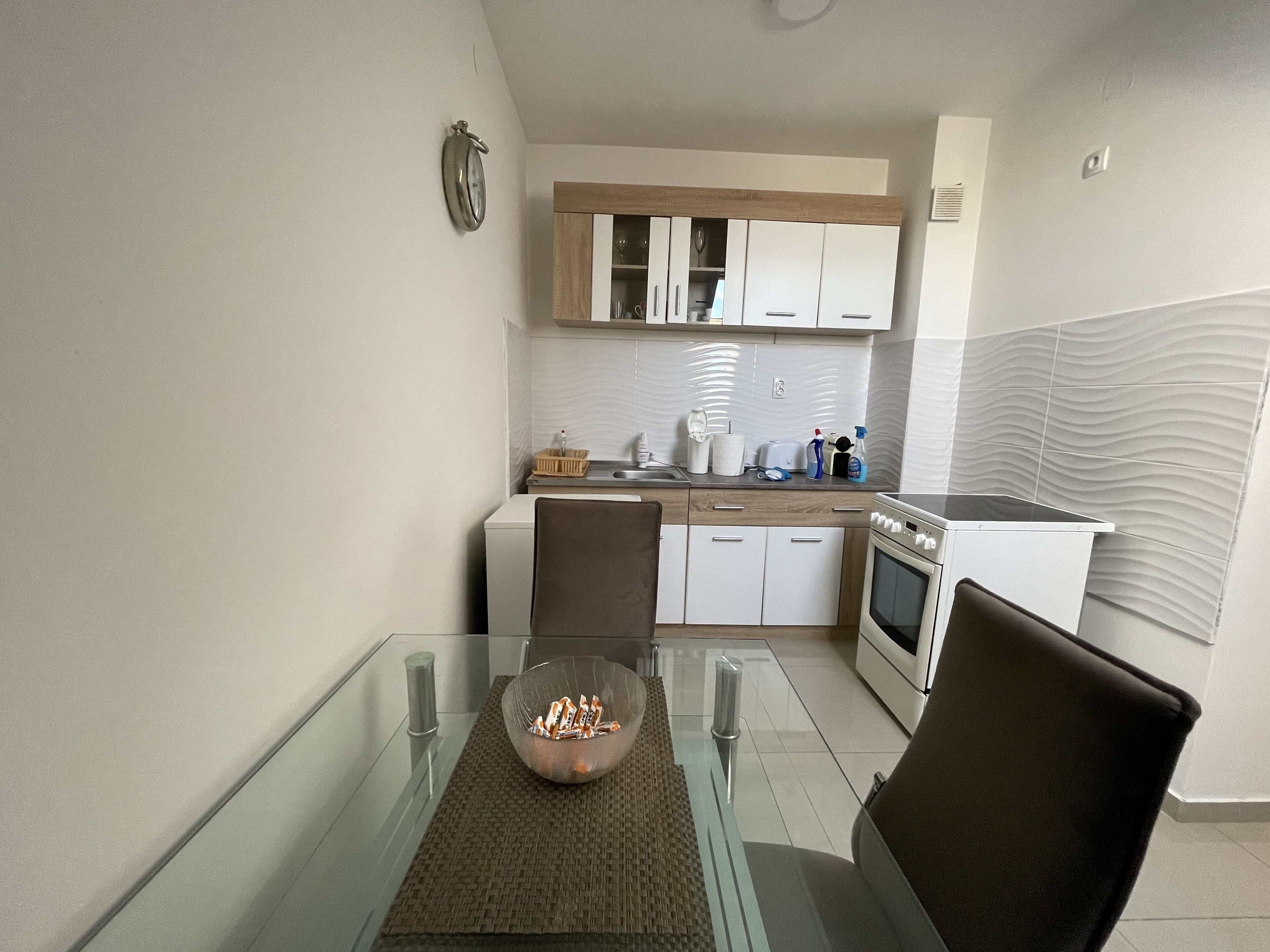 Deluxe Studio | Private kitchen | Fridge, oven, stovetop, cookware/dishes/utensils