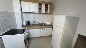 Deluxe Studio | Private kitchen | Fridge, oven, stovetop, cookware/dishes/utensils