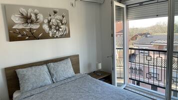 Deluxe Studio | 1 bedroom, hypo-allergenic bedding, soundproofing, iron/ironing board