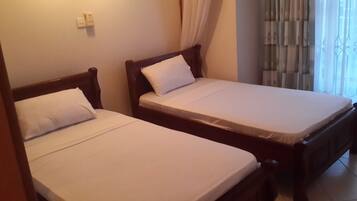 Familienapartment, 3 Schlafzimmer, Nichtraucher, Poolblick | 3 Schlafzimmer, Bügeleisen/Bügelbrett, kostenloses WLAN, Bettwäsche