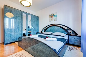 3 chambres, fer et planche à repasser, Wi-Fi, draps fournis