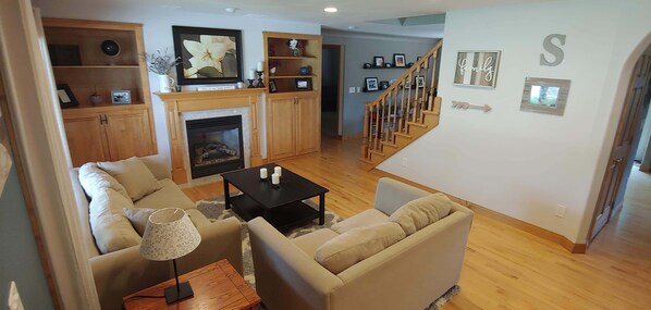 Televisión, chimenea, estéreo