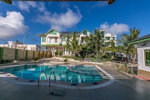 Outdoor pool - Woolsack Suites (Mombasa)