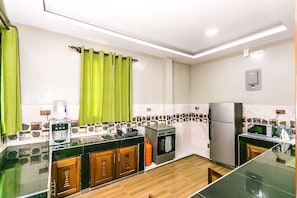 Comfort Apartment, 1 Bedroom, Non Smoking, Courtyard View | Private kitchen - Woolsack Suites (Mombasa)