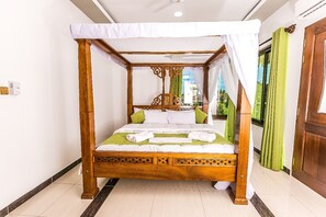 Muebles diferentes, tabla de planchar con plancha, cunas y wifi gratis 