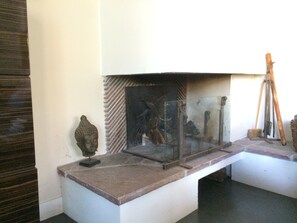 Une vitrine contenant une statue de Bouddha et une sculpture en pierre.