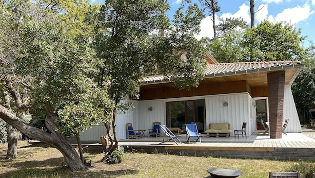 A modern house with a patio, outdoor seating, and a large tree. - House / Villa - Cap ferret (Lège-Cap-Ferret)