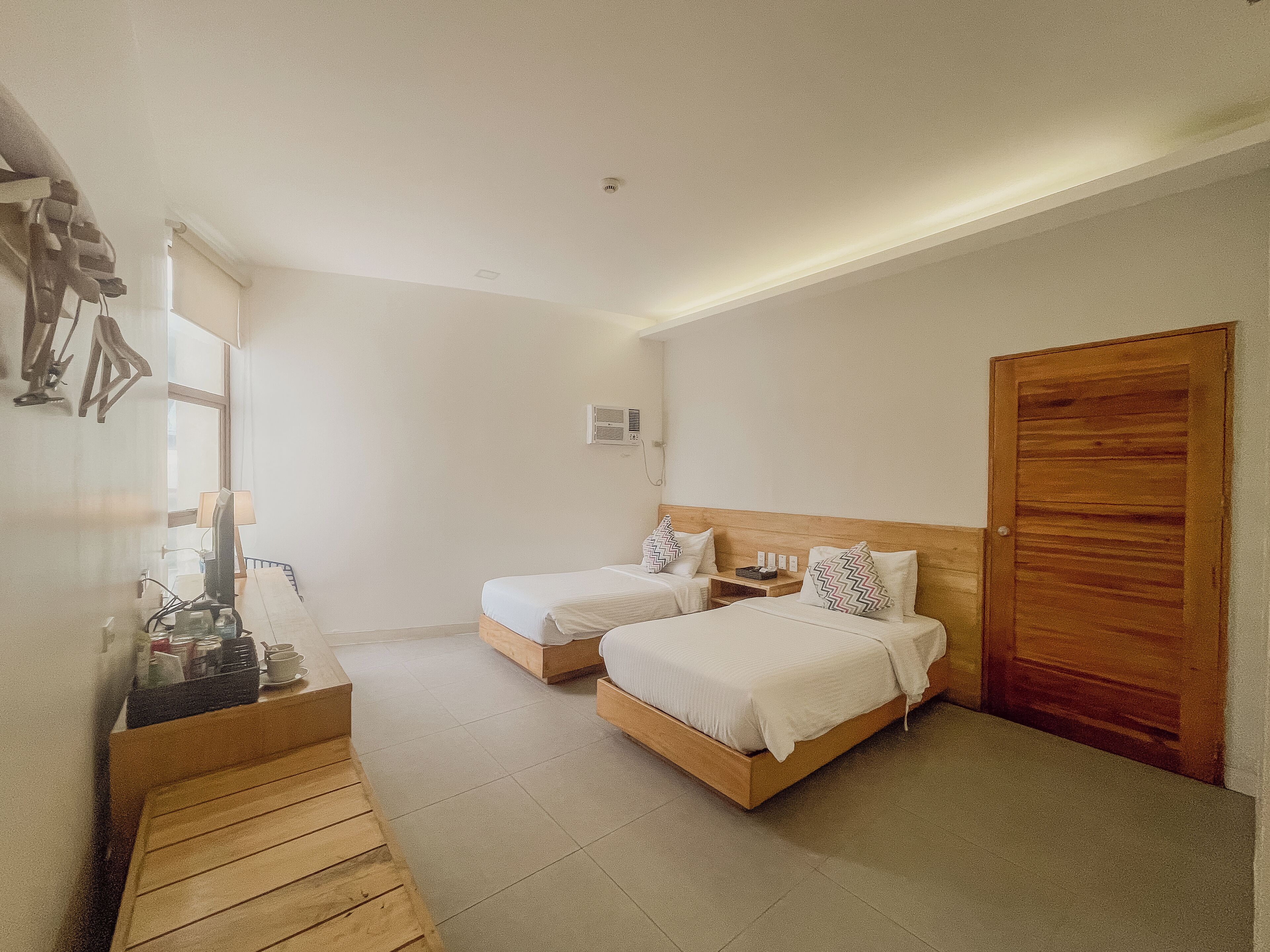 Habitación Premium, vistas parciales al mar | Ropa de cama hipoalergénica, minibar, caja fuerte y escritorio