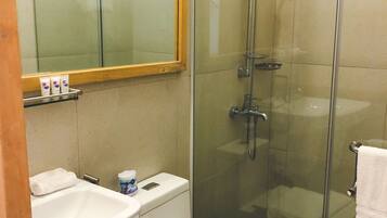 Chuveiro, produtos de toalete grátis, secador de cabelo, chinelos