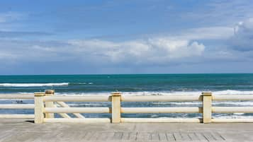 Pantai di sekitar