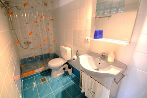 Dusche, Haartrockner, Bidet, Handtücher