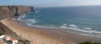 Rummelig nedenunder lejlighed tæt på de bedste strande på Algarve West Coast