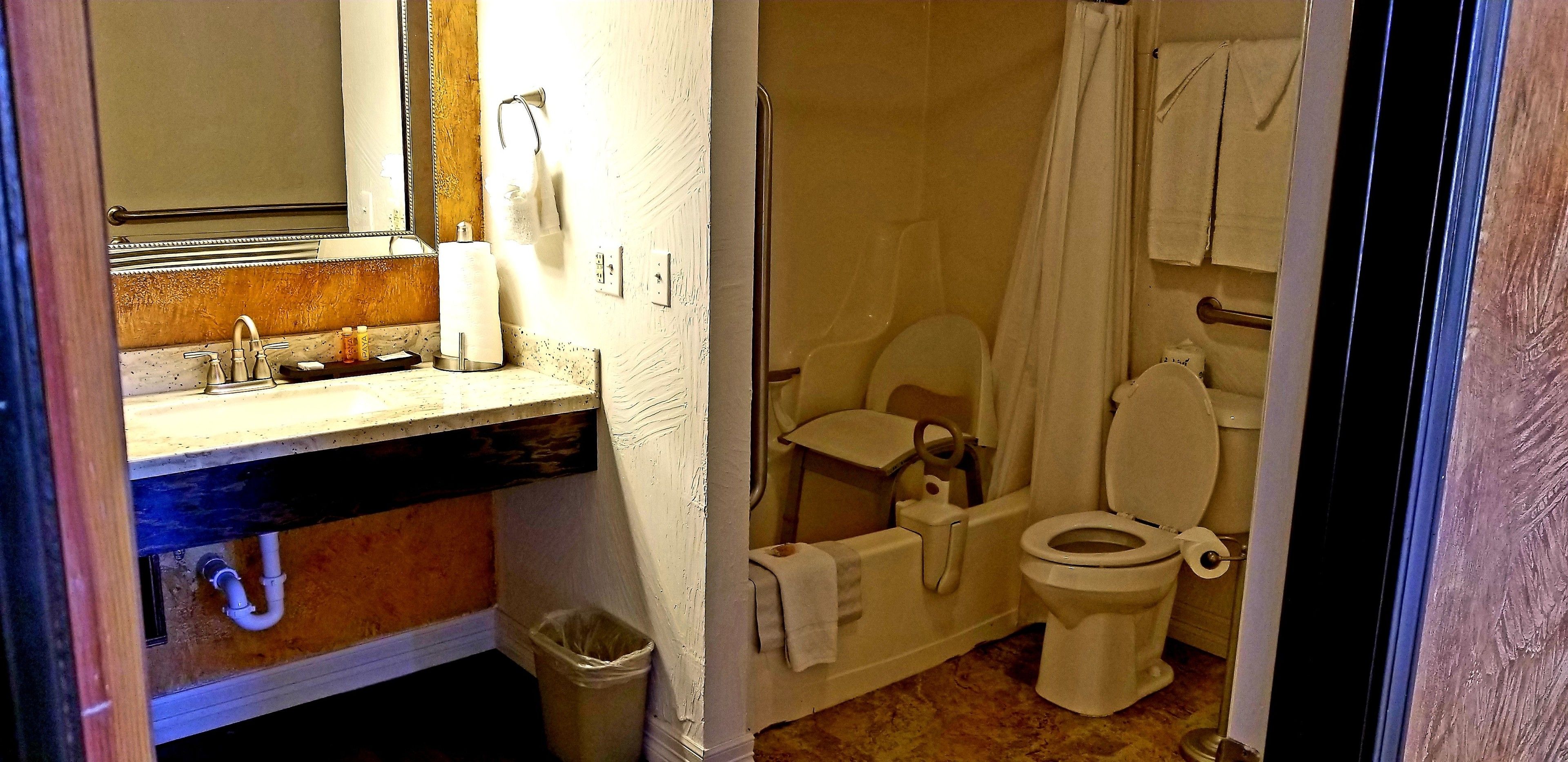 Een badkamer met toilet, wastafel en douche.