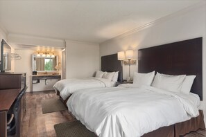 غرفة عادي ة - سريران كبيران - لغير المدخنين (Two Queen Beds - 1st Floor) | خزنة داخل الغرفة وواي فاي مجانًا وملاءات أسرّة