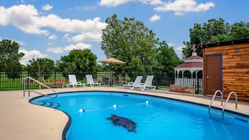 Piscina all'aperto, con ingresso dalle 07:30 alle 21:30, lettini