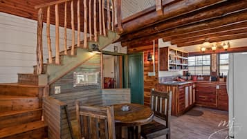 Exclusive Cabin | Dining room