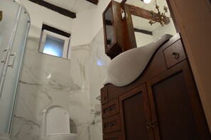 Villa, privézwembad | Badkamer | Een douche, gratis toiletartikelen, een haardroger, handdoeken
