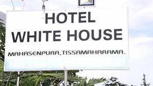 Cartell del Hotel White House a Mahasenpura, Tissamaharama.