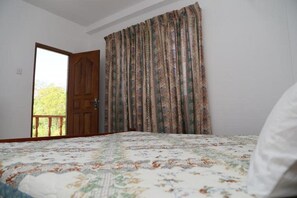 1 bedroom, individually furnished, desk, iron/ironing board - Hotel  Whitehouse (Thissamaharama)