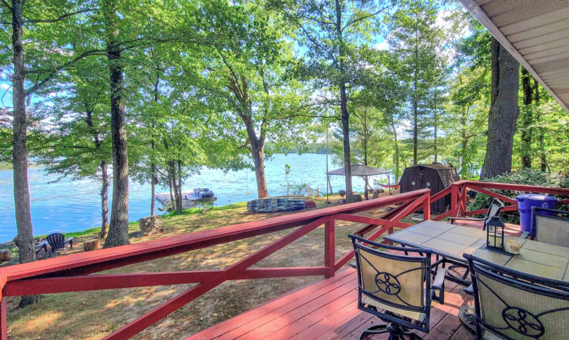 Lakeside Bungalow is located in the Pocono Mountains