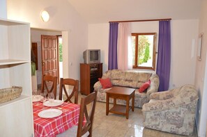 Deluxe appartement | Woonruimte | Een televisie