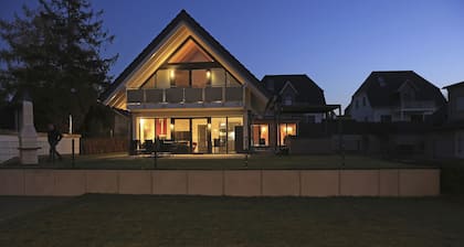 Vacation home directly on the lake, outdoor whirlpool and exclusive 20sqm wellness sauna
