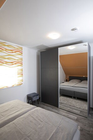 3 bedrooms, in-room safe, desk, travel crib