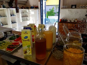 包每日自助早餐