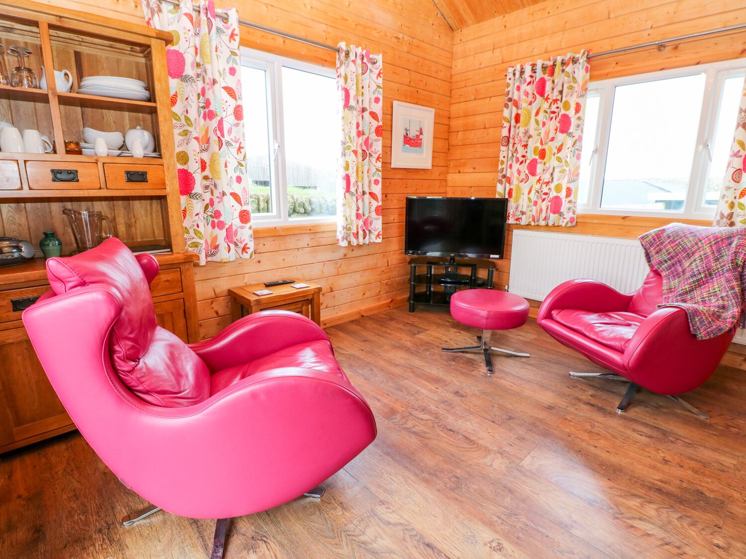 BORAH LODGE, pet friendly, with hot tub in Mousehole