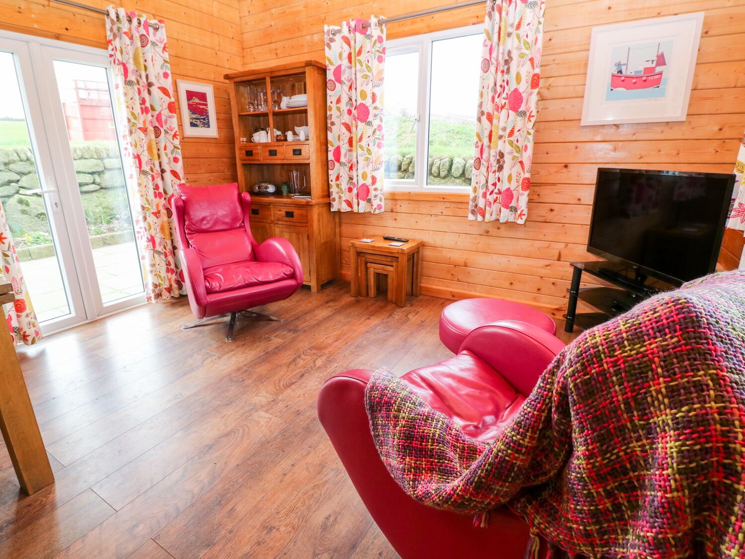 BORAH LODGE, pet friendly, with hot tub in Mousehole