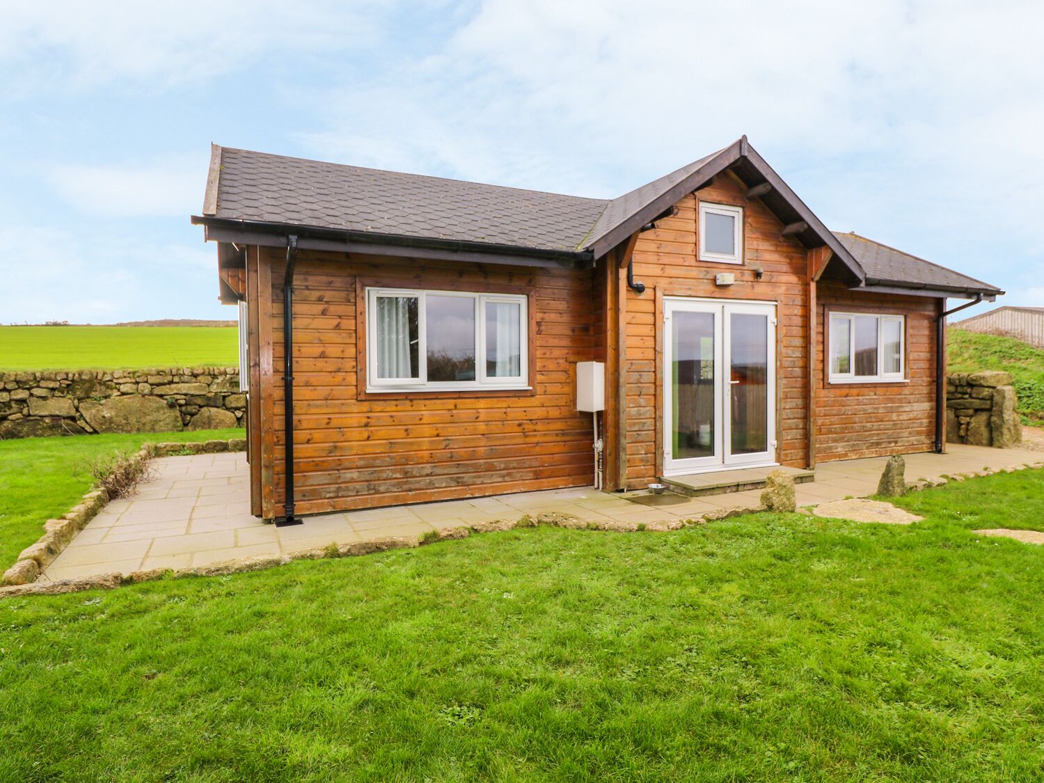 BORAH LODGE, pet friendly, with hot tub in Mousehole