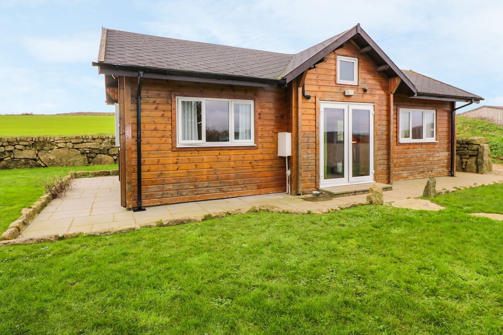 BORAH LODGE, pet friendly, with hot tub in Mousehole