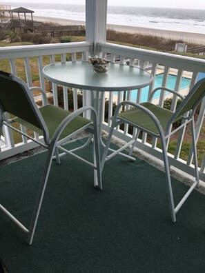 Outdoor dining - Beachfront 3 Bedroom Condo at beautiful Ocean Isle Beach, NC (Ocean Isle Beach)