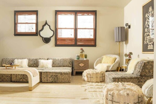 Fernseher, Bücher, Arbeitsbereiche