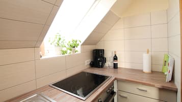Coffee/tea maker, fridge, microwave, oven