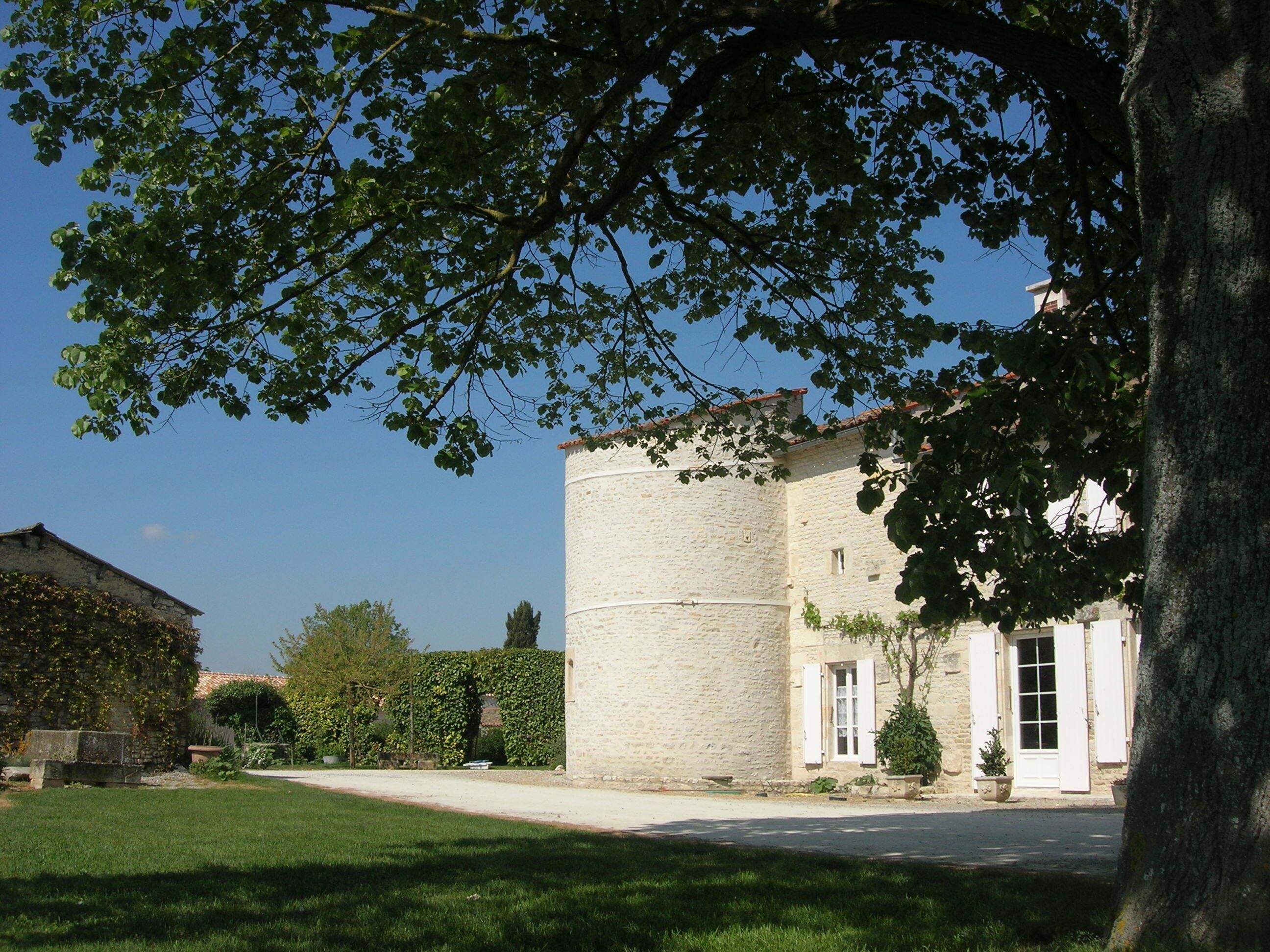 The tower of the old castle: holidays 100% cozy natural
