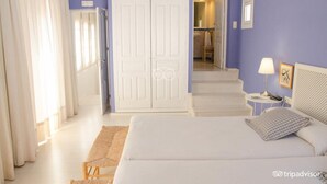 Kamer, 1 twee- of 2 eenpersoonsbedden, balkon | Een kluis op de kamer, verduisterende gordijnen, geluiddichte muren