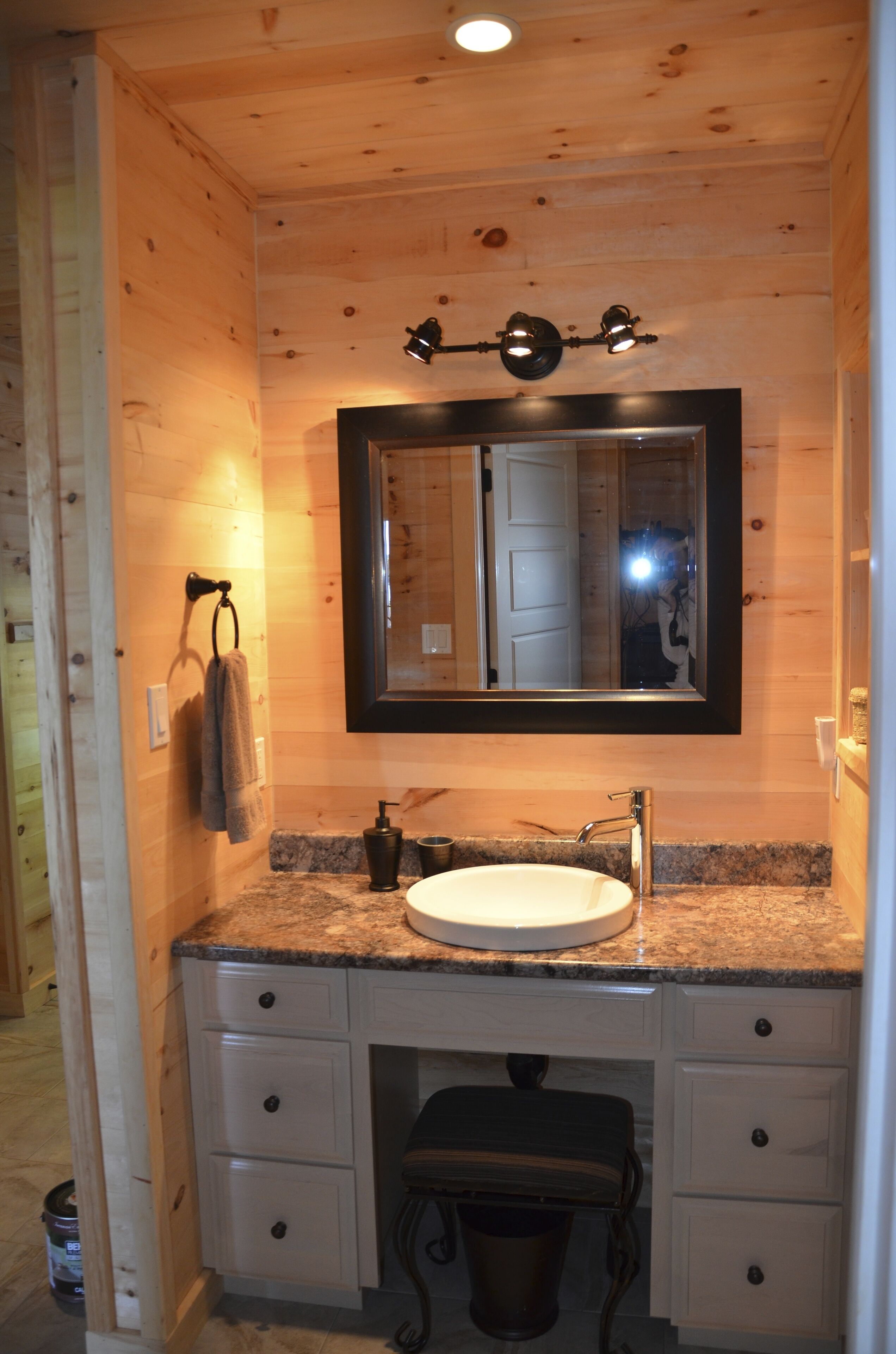 Additional vanity nook outside bedrooms 2 and 3.