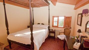 Classic Apartment, 3 Bedrooms, Non Smoking | Minibar, cribs (free), rollaway beds (surcharge), WiFi (free)