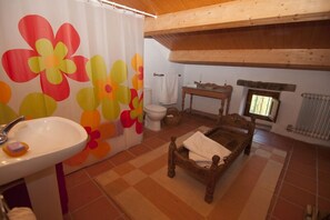 Classic Apartment, 3 Bedrooms, Non Smoking | Bathroom | Free toiletries, hair dryer, towels