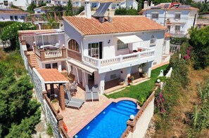 A two-story house with a swimming pool, a balcony, and a garden. - 1089 Villa Ventolera (Nerja)