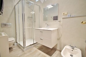 Douche, sèche-cheveux, serviettes fournies