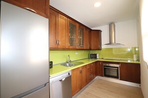 Refrigerador, horno, lavavajillas y cafetera y tetera 