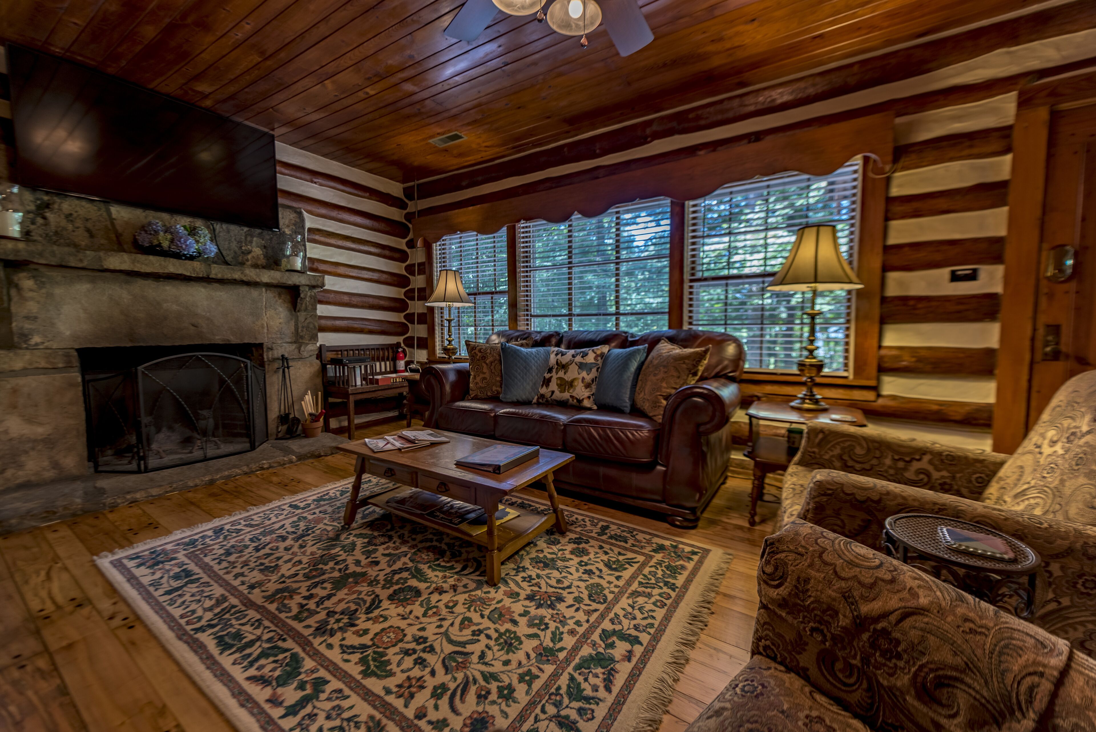 Log Inn to your vintage vacation experience.