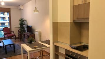 Apartamento superior, vista para o pátio | Opções para refeição no quarto