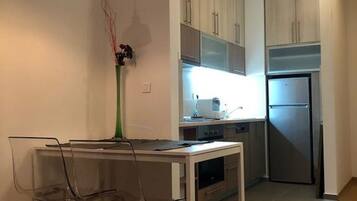 Apartamento superior, vista para o pátio | Opções para refeição no quarto