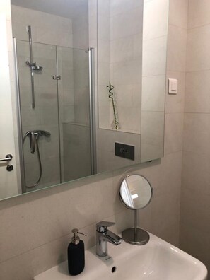 Appartement supérieur, vue sur la cour intérieure | Salle de bain | Douche, articles de toilette (gratuits), séchoir à cheveux