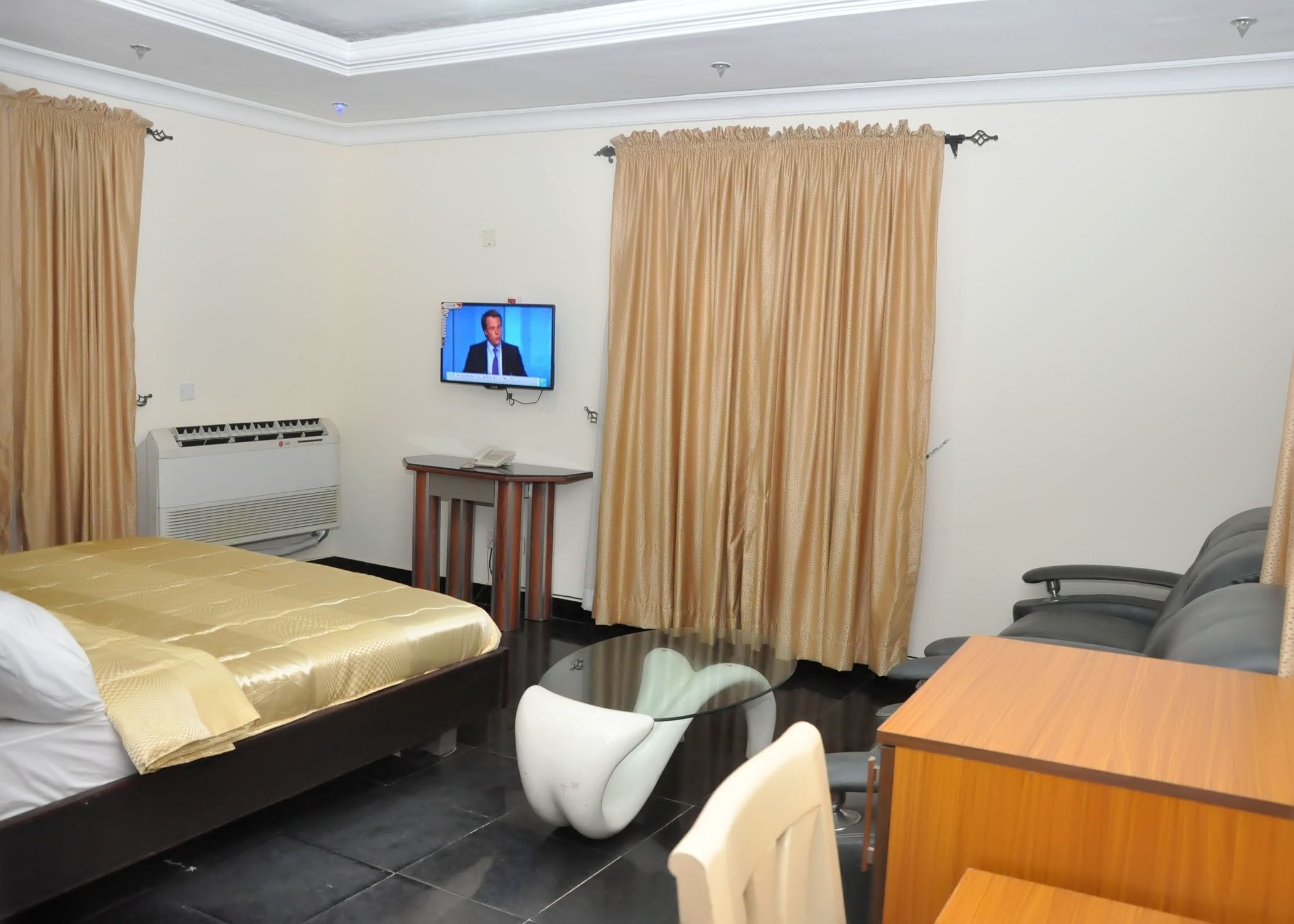 Desk, laptop workspace, free WiFi