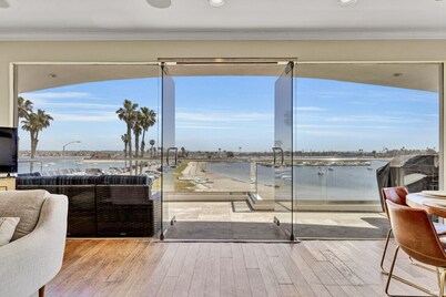 Light And Airy Penthouse Overlooking Mission Bay!